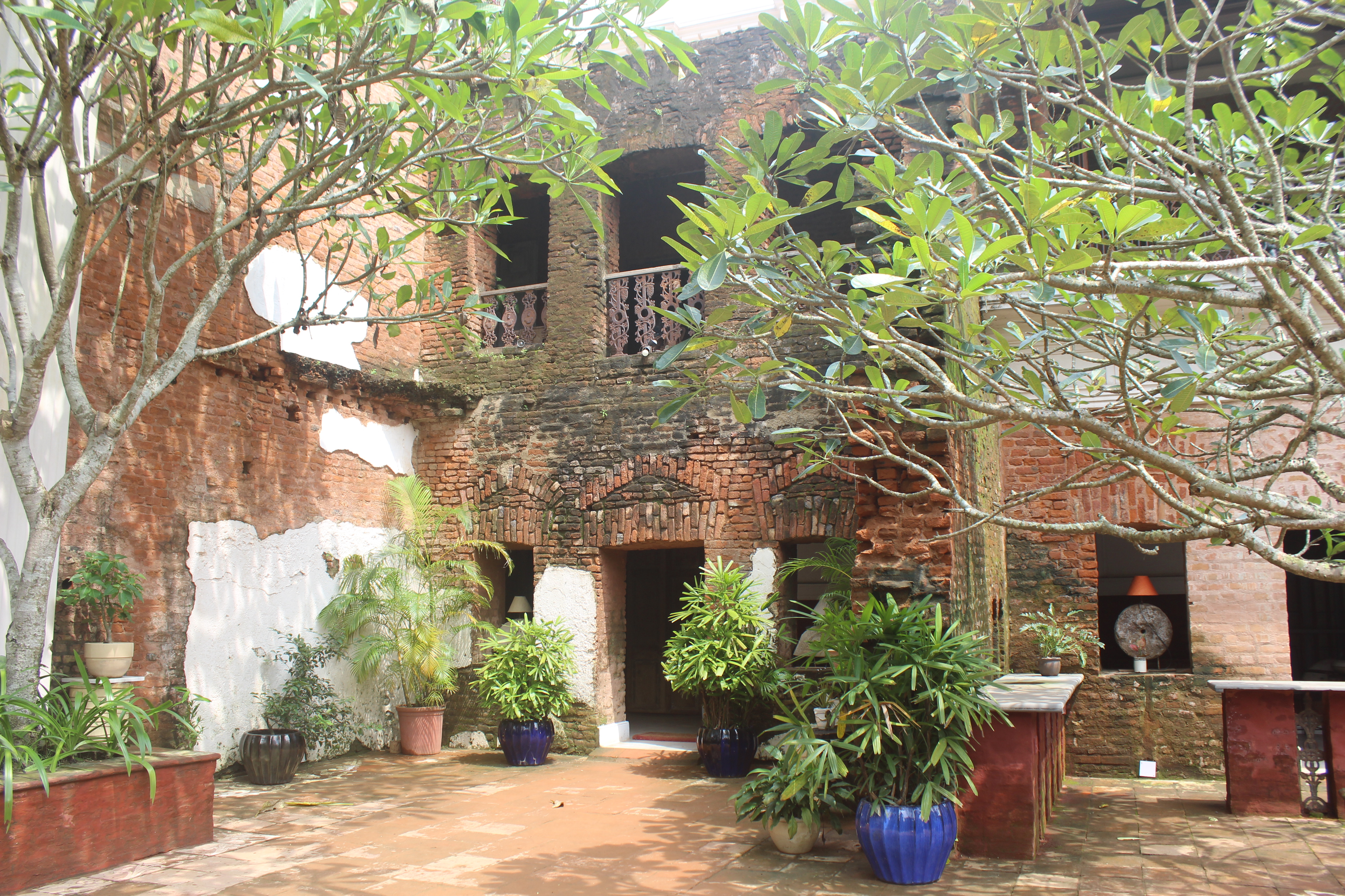 Of Palaces and Restorations – Borderless