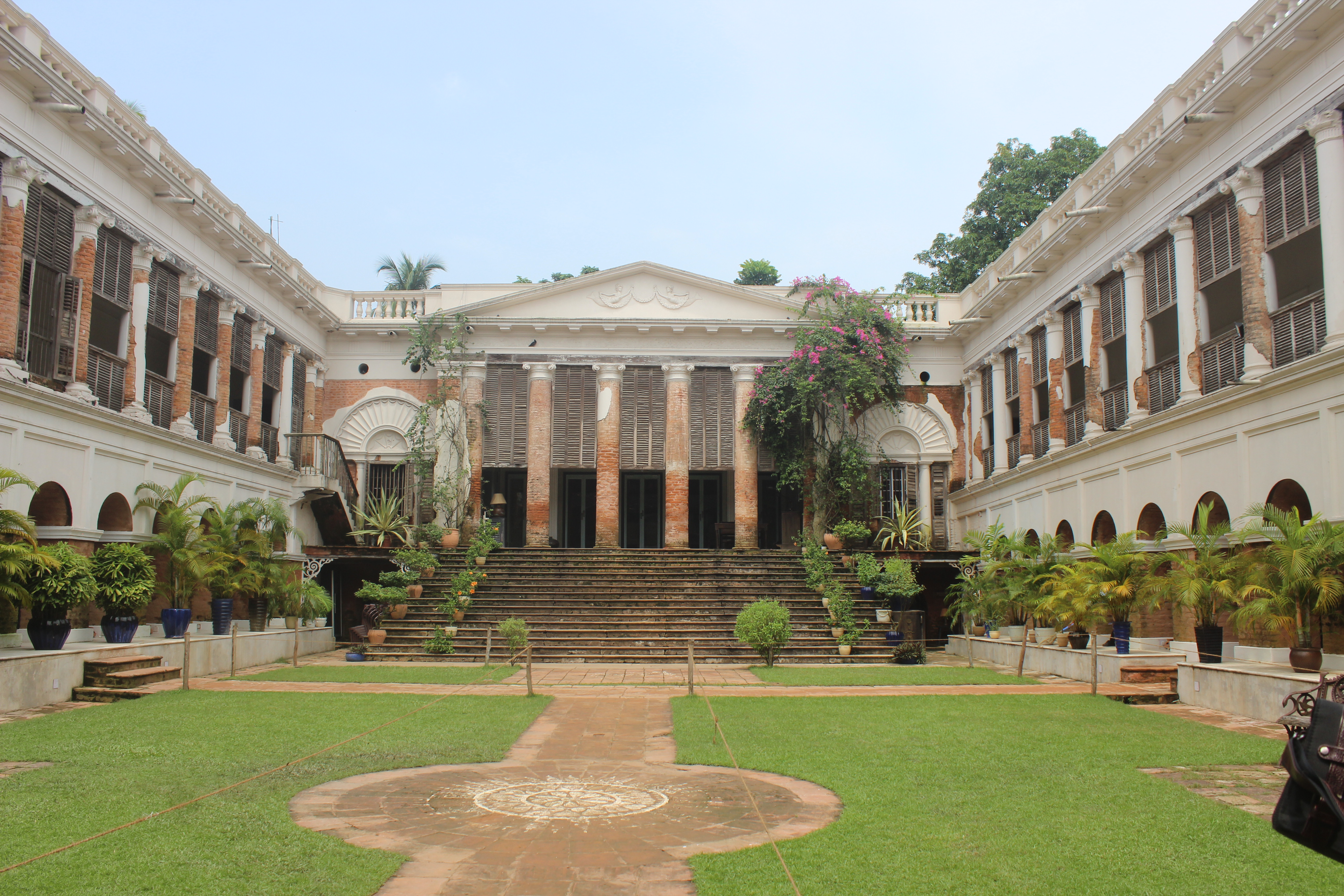 Of Palaces and Restorations – Borderless
